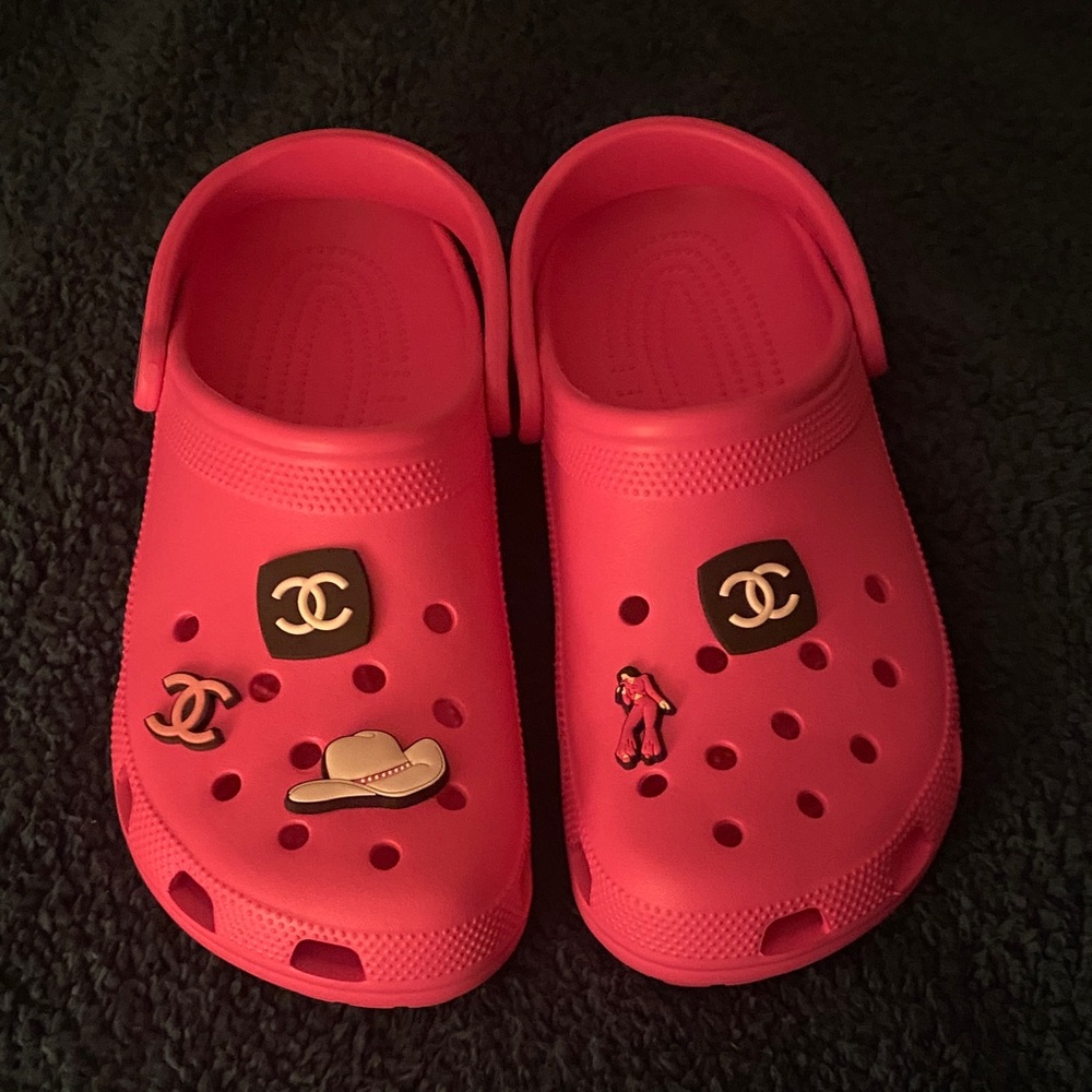 Crocs hot pink new with free charms❗️